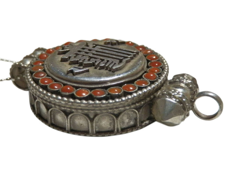 アジアン雑貨　ネパール仏具 シルバーアクセサリー　RPR-7 お守りネックレス（ピルケース）