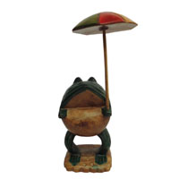 アジアン雑貨　KEU-4　 傘持ちカエルさんの木彫り(小)